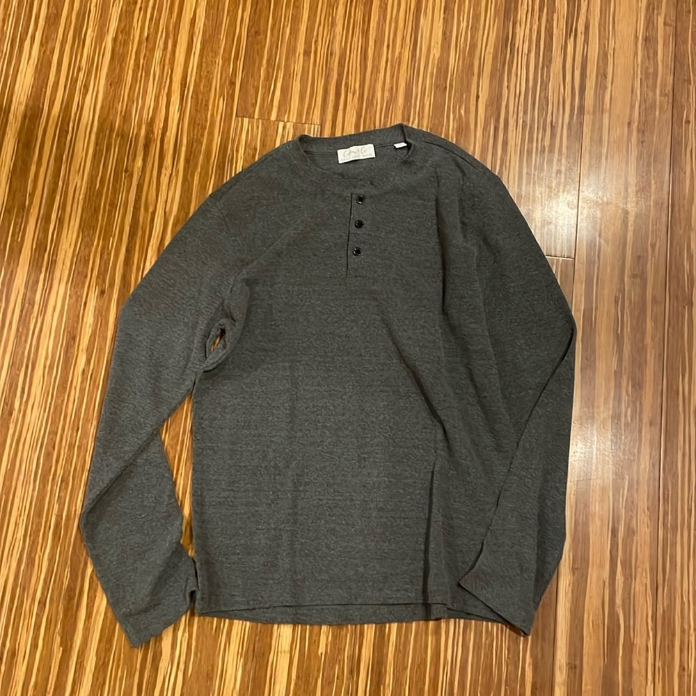 Men’s plain gray Medium Long sleeve, half button up, waffle shirt (used)